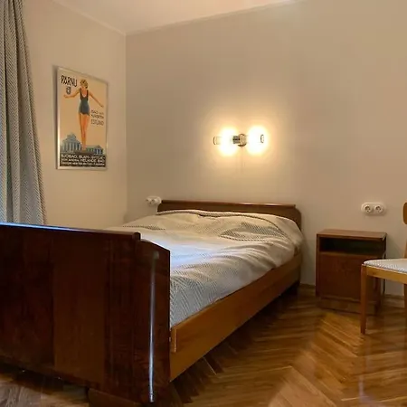 Vintage Apartment *